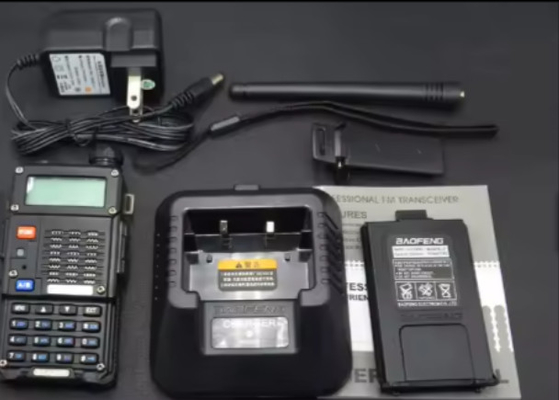 شراء باوفينغ VHF UHF النطاق المزدوج الاتصالات اللاسلكية الراديوية ثنائية الاتجاه مع لوحة المفاتيح BF F8 المدى الطويل التصنيع عبر الإنترنت